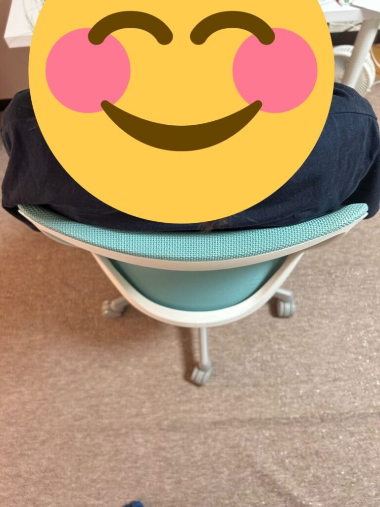 身長151cm（小太り系女性）の座っている写真