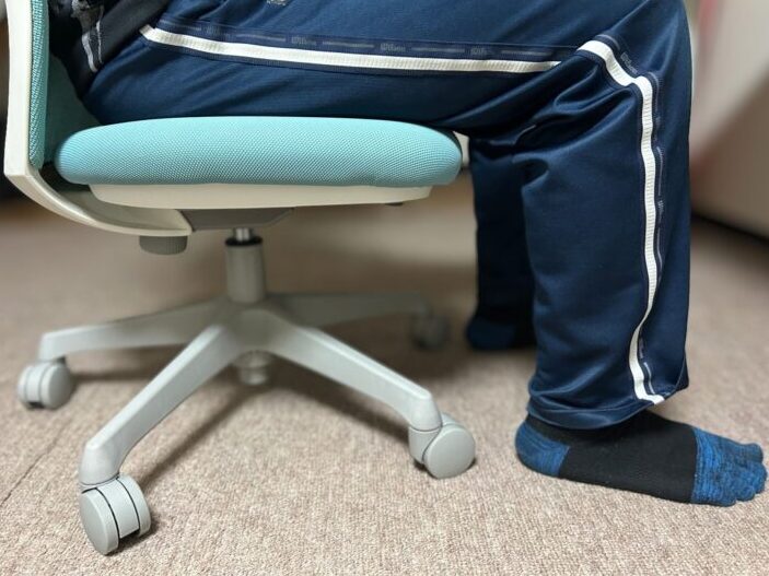 身長167cmが座面高さ38.5cm（１番低い状態）に座った図