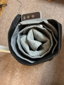 まるめて収納し、更に付属品を詰める図