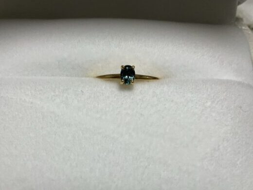 「パレット」シリーズのアレキサンドライト（オーバルカット）の写真