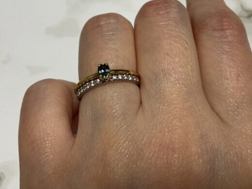 「パレット」シリーズのアレキサンドライト（オーバルカット）の写真