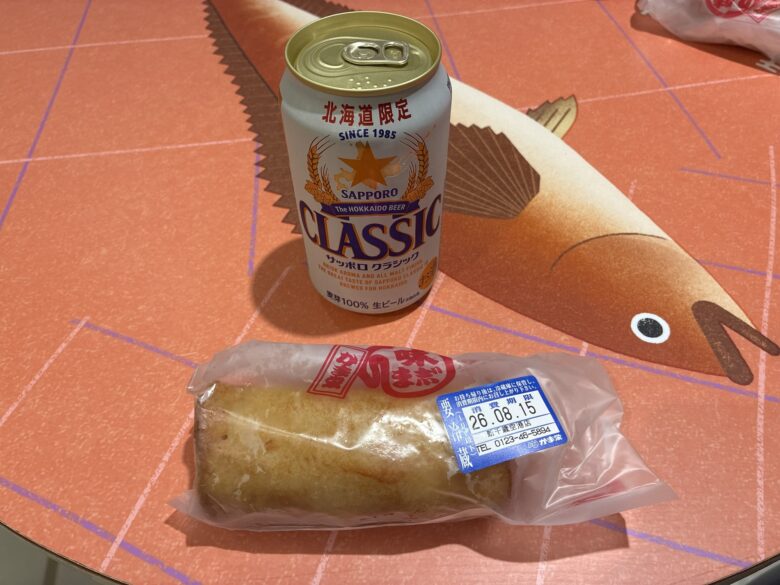 新千歳空港で食べるサッポロクラシックとかま栄のかまぼこ