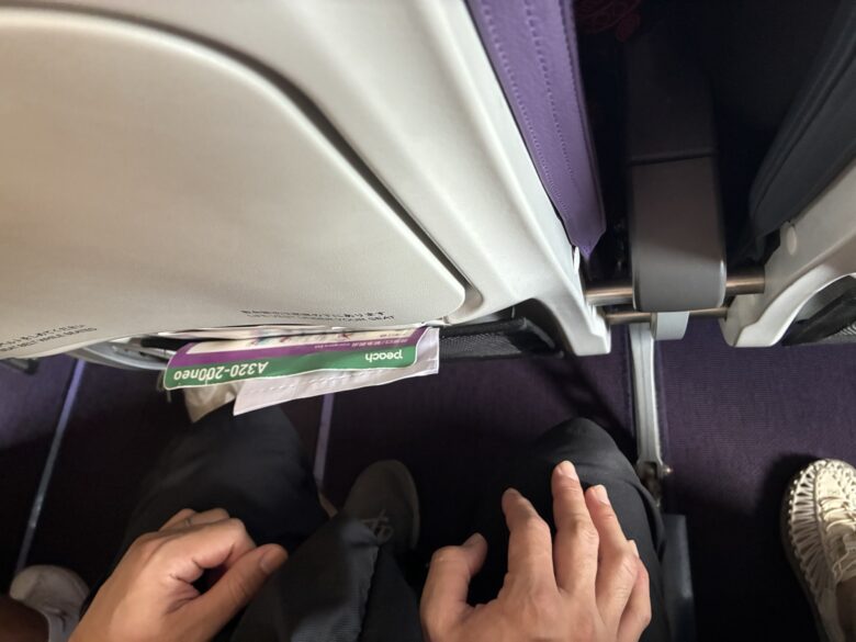 身長168cmの男性がピーチの座席に座った時の足元の広さ