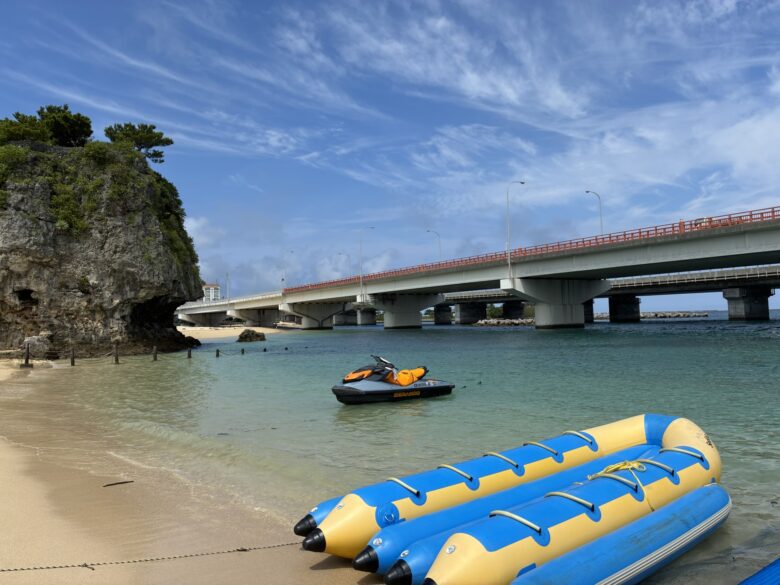 那覇市街から歩いて行ける波の上ビーチの砂浜と海