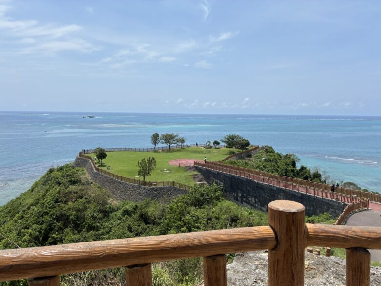 知念岬公園から見渡す青い海と芝生の遊歩道