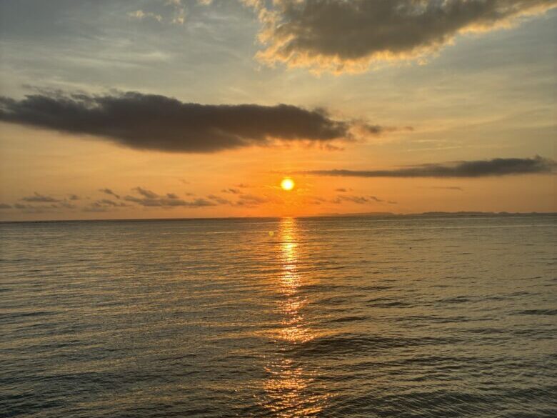 名城ビーチの客室から見た夕日