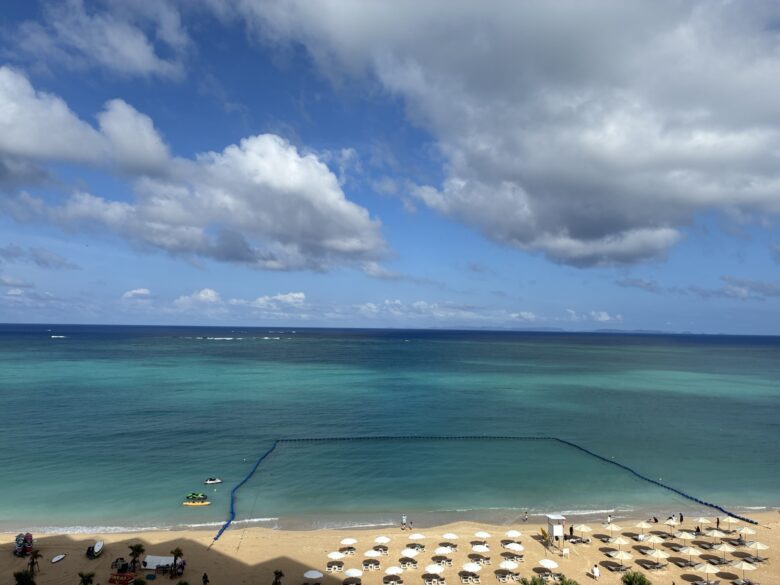 名城ビーチの朝の海の色